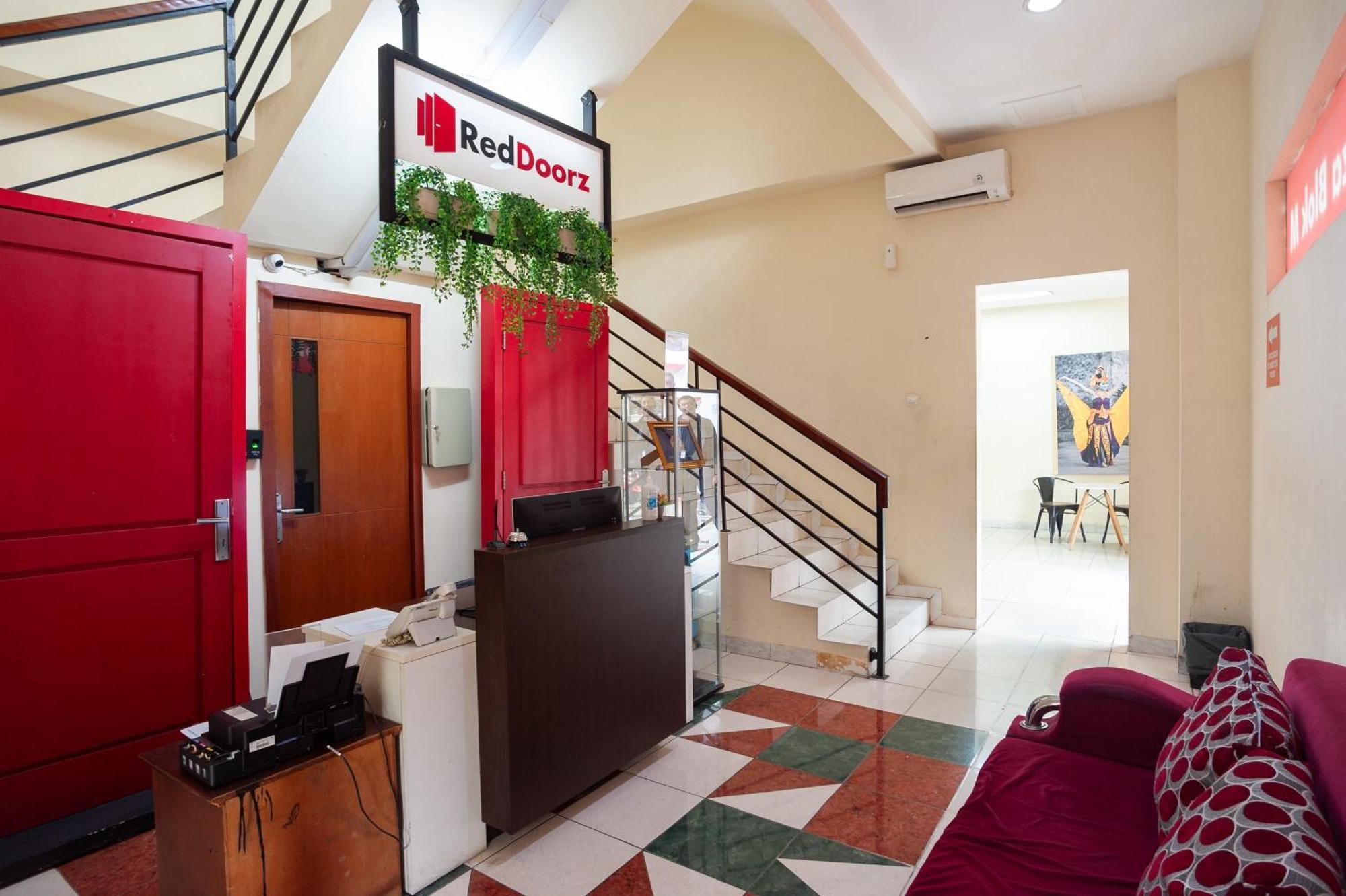 Reddoorz Plus Near Plaza Blok M Giacarta Esterno foto