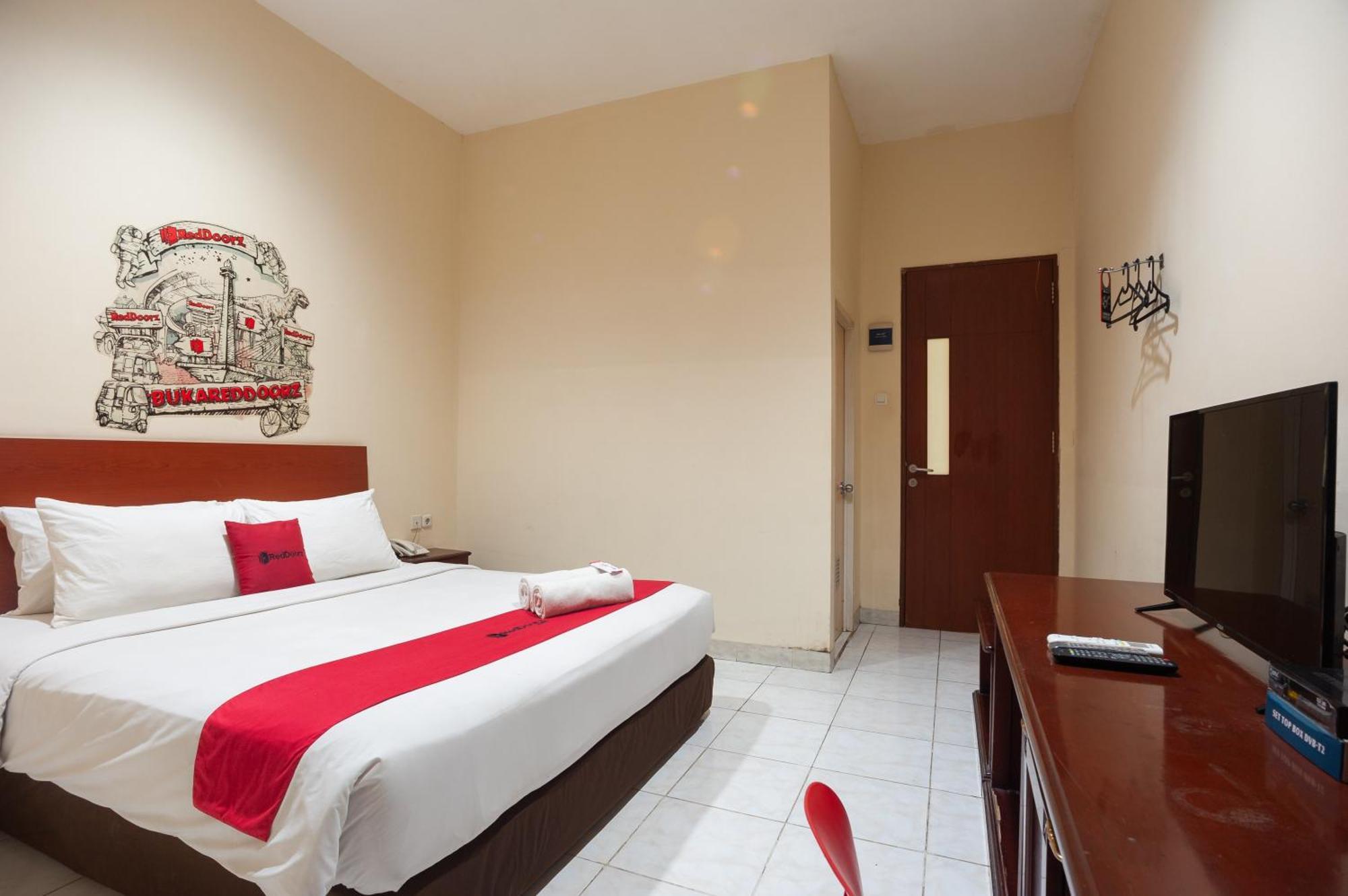 Reddoorz Plus Near Plaza Blok M Giacarta Esterno foto
