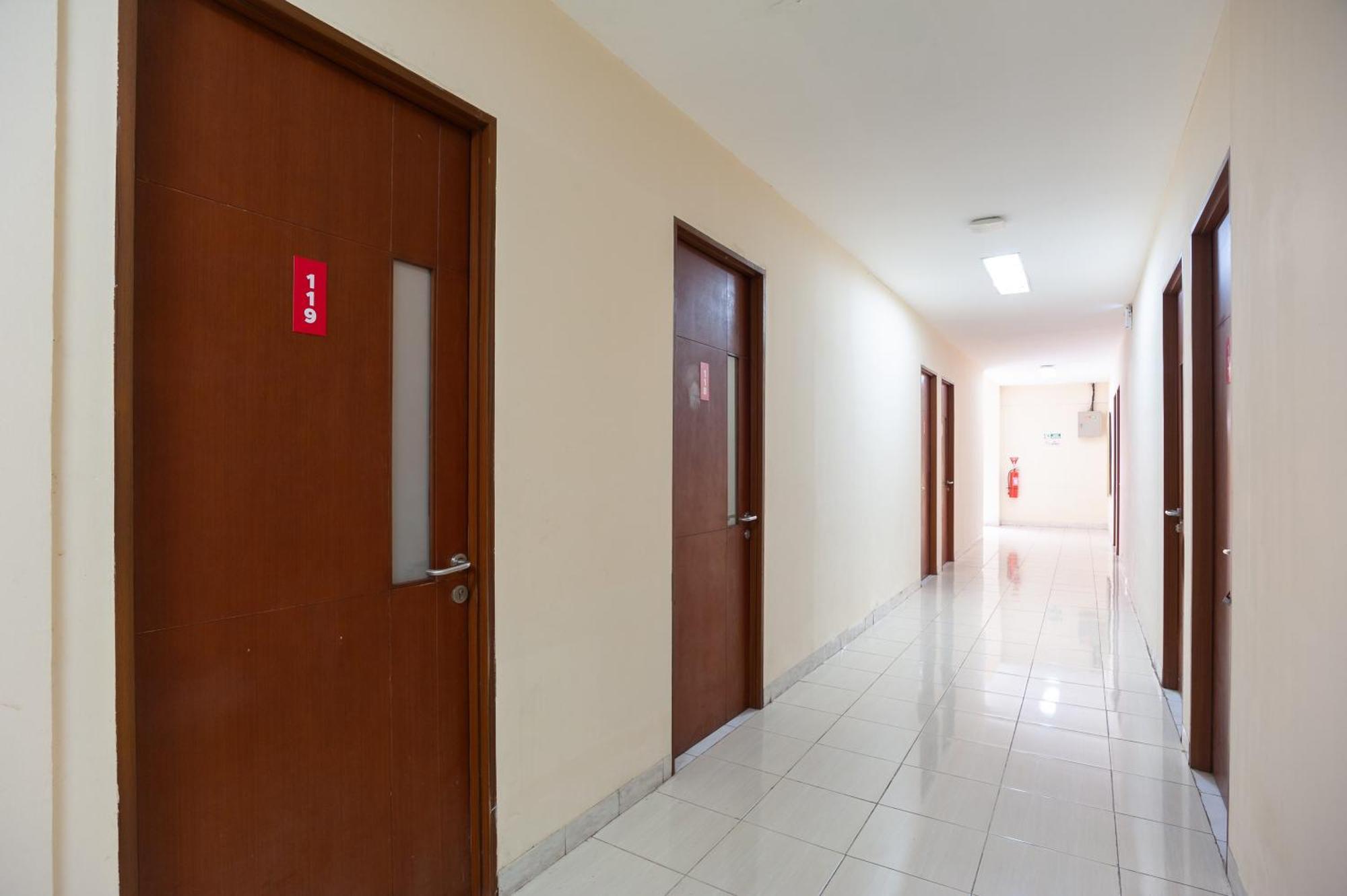 Reddoorz Plus Near Plaza Blok M Giacarta Esterno foto