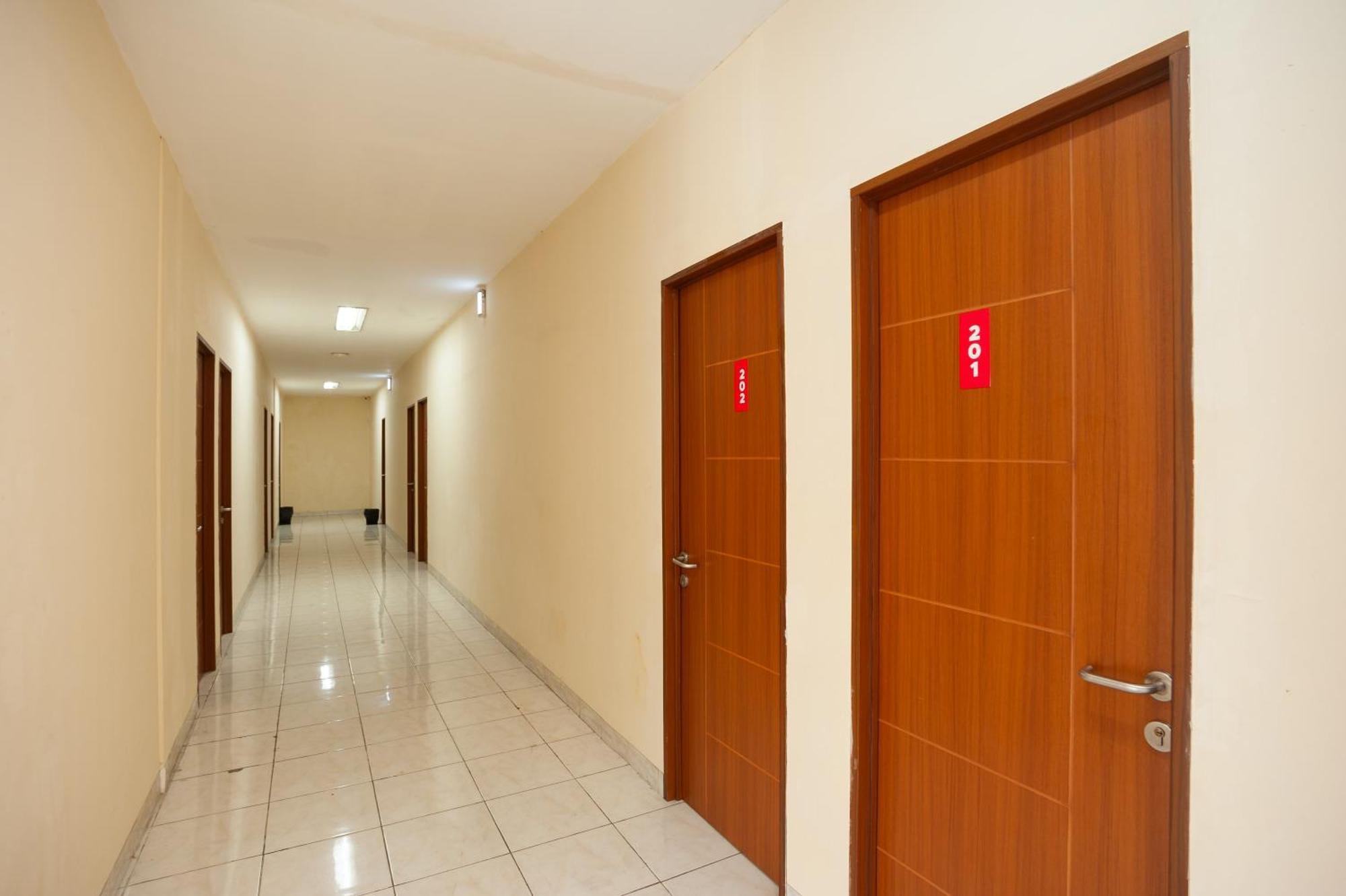 Reddoorz Plus Near Plaza Blok M Giacarta Esterno foto