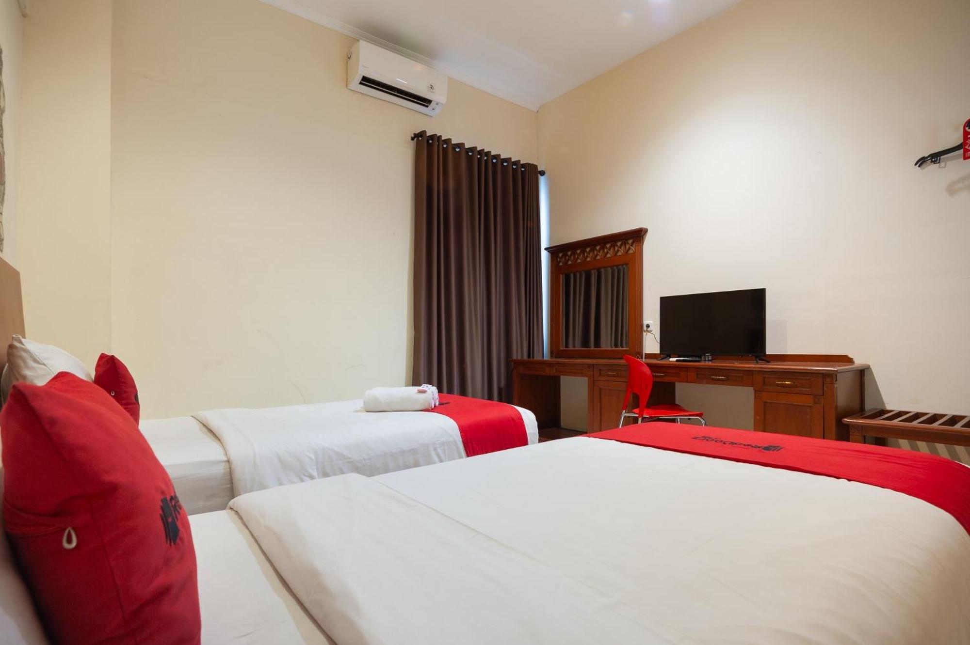 Reddoorz Plus Near Plaza Blok M Giacarta Esterno foto