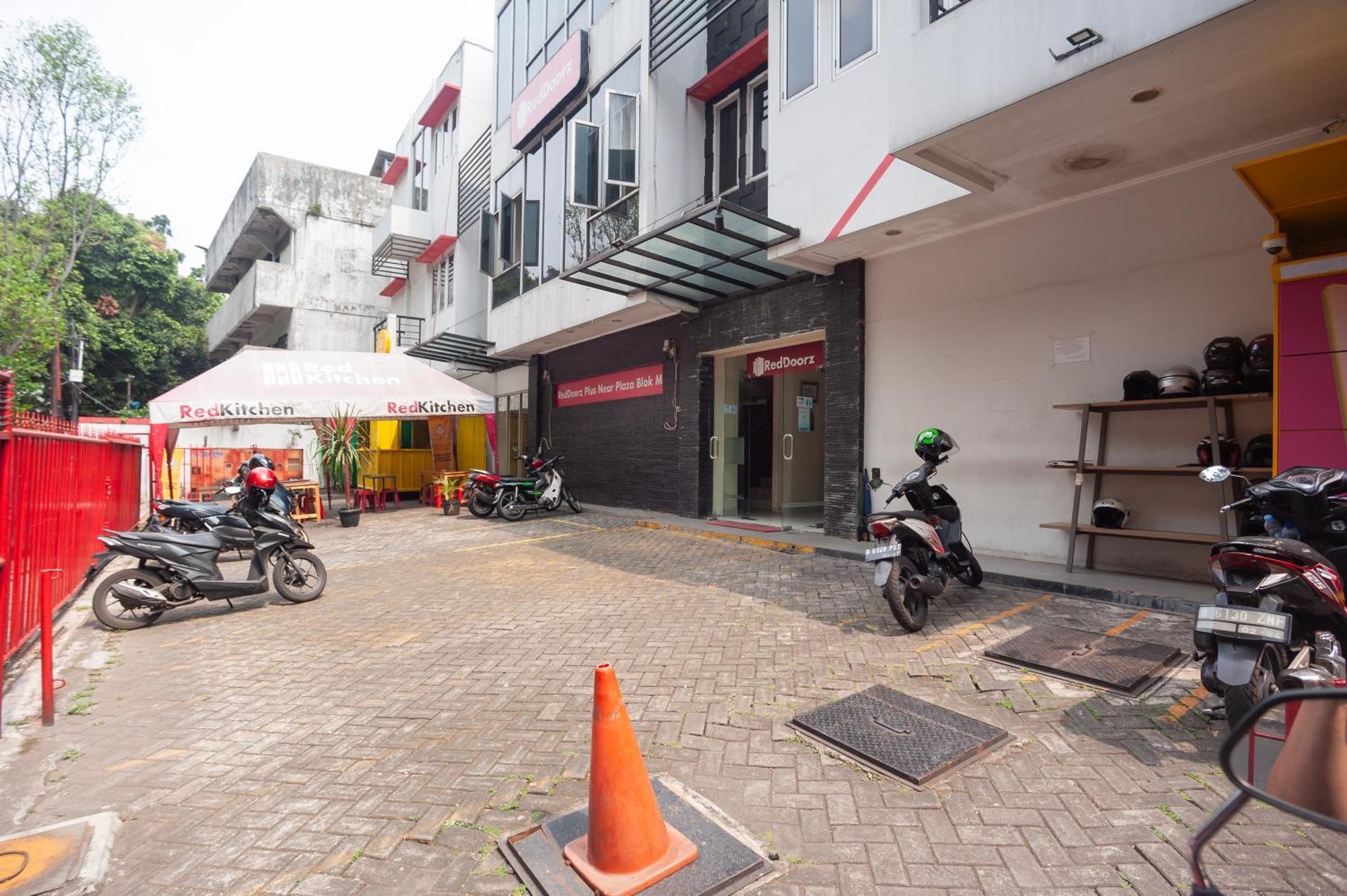 Reddoorz Plus Near Plaza Blok M Giacarta Esterno foto